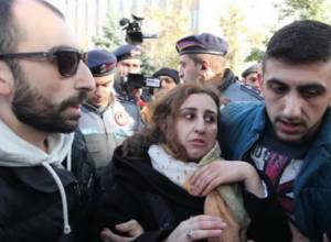 Родителей погибших солдат силой уводят от здания КС