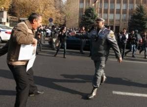 Родитель погибшего солдата требует перекрыть дорогу