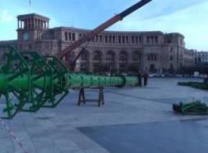 Main Christmas tree of Yerevan is being installed