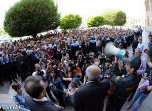 Nairit plant employees demand meeting with Prime Minister Hovik Abrahamyan 