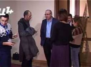 Can violence accelerate the movement of regime change?