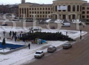 Упала главная новогодняя елка  Гюмри