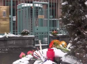 Отдают дань памяти около посольства Франции