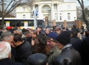 Nairit employees are in front of the presidential residence: still no response