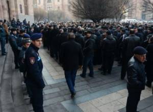 Հավաքվածները վանկարկում են «վարչապետ» եւ «կասեցում» բառերը