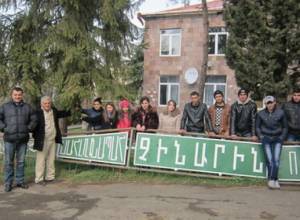Այցելություն Չինարի. հակառակորդի դիրքերին դեմ-հանդիման