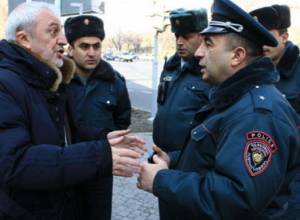 Aram Manukyan reproves policeman near the Presidential residence