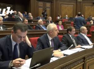 Տնտեսագիտության պրոֆեսորը դուք ե՞ք. Բագրատյանը՝ Նաղդալյանին