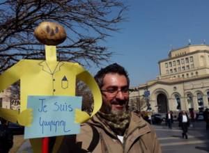 Tray of potatoes in front of Government building: demanding apology from the Minister of Agriculture
