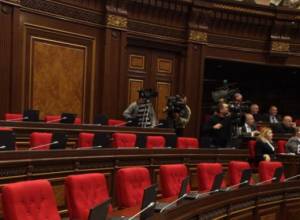 Lawmakers return to half-empty hall, discuss bills in haste