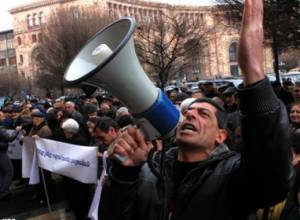 Марзпетаран не выдает жителям деньги за квартиры в аварийном здание