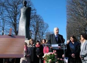 Hundreds of rose bushes planted in Yerevan Park in Paris