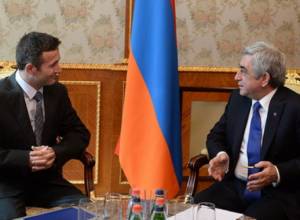 Serzh Sargsyan received race driver Nicolas Minassian
