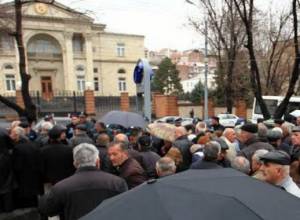 Серж Саргсян не подошел к сотрудникам "Наирит": фотографии