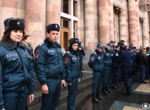 “Nairit” employees are near Government building