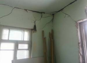 Տան պատը առանձնացել է մյուս պատերից և թեքվել ավտոճանապարհի վրա