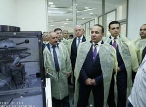 Hovik Abrahamyan visits laboratory