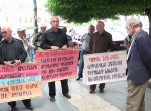 Пилоты каждый день будут приходить к зданию правительства