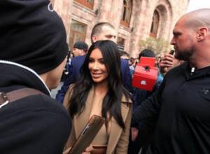 Kim leaves the restaurant by back entrance