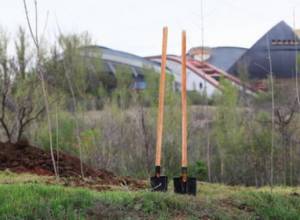 State officials at Saturday-cleaning: photos