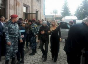 During the visit of Kardashians Bishop Mikayel Ajapahyan got angry: news.am Style