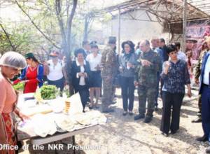 Бако Саакян присутствовал на фестивале хлеба с женгялом