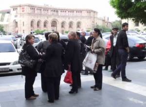 Շտապօգնության մեքենան` կառավարության դիմաց