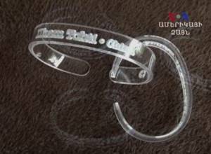 Bracelets for journalists arrested for political reasons