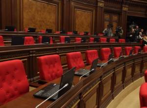 "Лучше сядьте, поговорите": зал НС пустеет