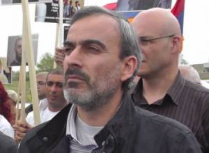 Auto march: “Freedom to political prisoners”