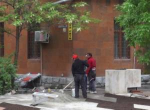 «Բարբարոսություն՝ գրողների միության շենքի բակում»