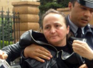 Scuffle between police officers and mothers of dead soldiers outside Presidential Palace