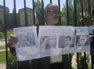 Policemen did not allow Vardges Gaspari to hang poster on NA gate