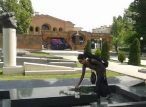Ժյուրիի անդամներն այցելել են Արամ Խաչատրյանի շիրմին