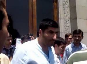 Clash in Liberty Square: Young man threatens to smash activists' technique