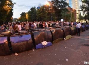 Baghramyan Avenue standoff: Deputy Chief of Yerevan Police looking for stones in dustbins