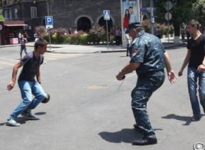 Baghramyan Avenue- football with the policeman: photos