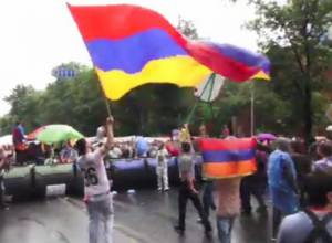 Ակցիայի մասնակիցները պարում են անձրևի տակ