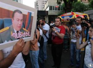 Protesters paralyzed traffic