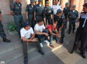 "Вставай, Армения" продолжает акцию на площади Республики