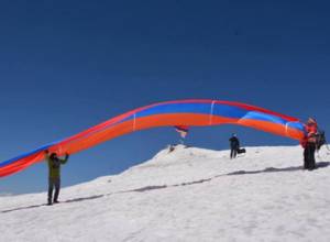 Karin Ensemble ascends Mount Ararat, waves Armenian tricolor there