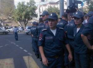 Փորձում են փակել Բաղրամյանը
