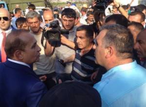 Winegrowers block Yerevan-Ararat highway, demand meeting with officials