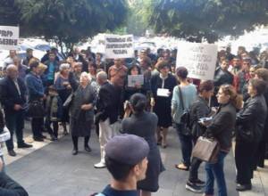 Mothers of lifers to hold sit-in