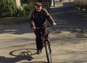 102-year-old man again rides a bicycle