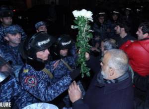 Raffi Hovannisian wasn’t allowed to lay flowers at threshold of HHK office