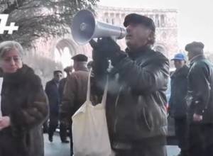 Акция протеста около здания Правительства