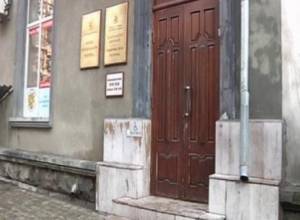 Օմբուդսմենը ներում է ՄԻՊ գրասենյակի դուռը ներկողին ու կազմակերպչին