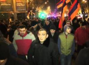 «Նոր Հայաստան»-ի երթը հասավ ԿԸՀ. ոստիկանությունը խոչընդոտում է հետագա երթը