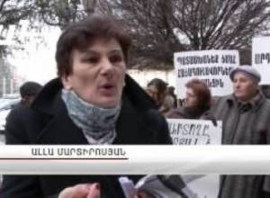 Ցմահ դատապարտվածների հարազատները կառավարության մոտ են